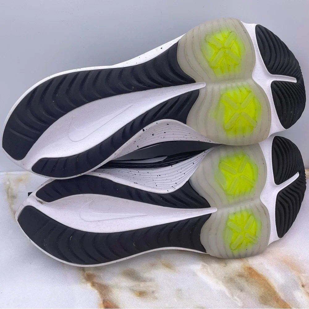 NIKE kids air zoom speed 2 workout running sneakers Size 4.5Y
